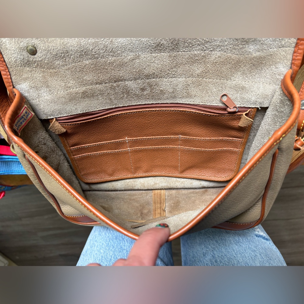 Vintage Leather Cream and Tan Dooney & Bourke Crossbody Bag - Picture 13 of 16